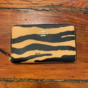 NWOT Coach Tiger Print Medium ID Zip Wallet